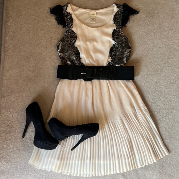 Daytrip Dresses & Skirts - Daytrip ivory with detailed black lace